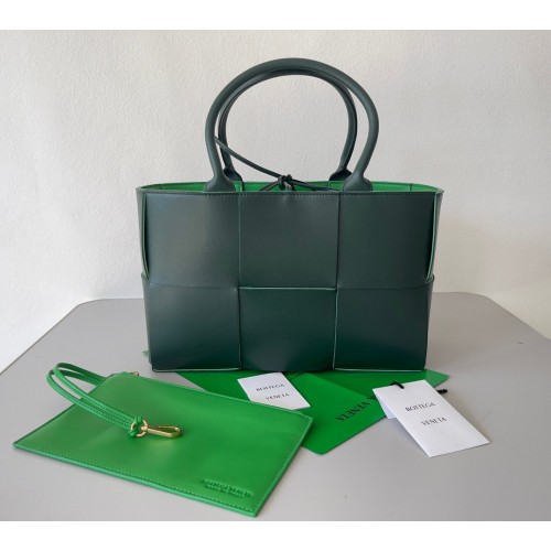 Bottega Veneta Arco Medium Tote In Green Intrecciato Lambskin Bottega Veneta Arco Medium Tote In Green Intrecciato Lambskin