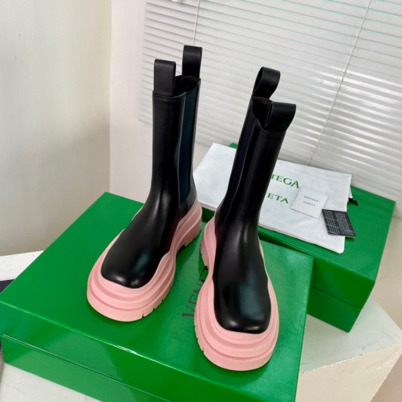 Bottega Veneta BV Tire Chelsea Boots with Pink Outsole Bottega Veneta BV Tire Chelsea Boots with Pink Outsole