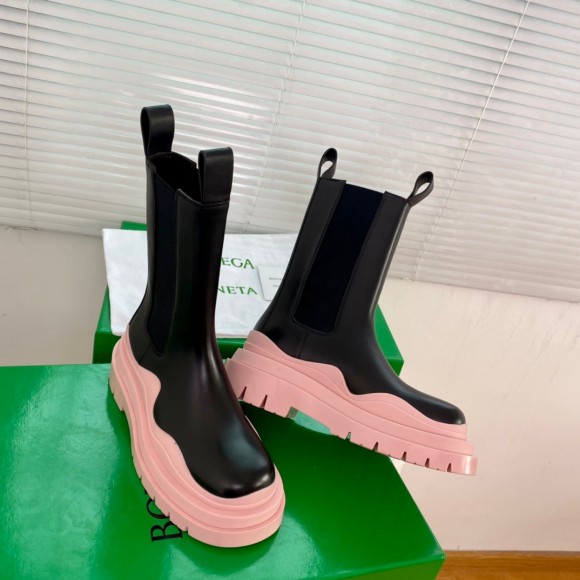 Bottega Veneta BV Tire Chelsea Boots with Pink Outsole Bottega Veneta BV Tire Chelsea Boots with Pink Outsole