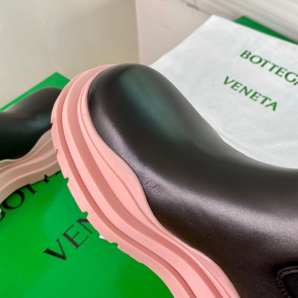 Bottega Veneta BV Tire Chelsea Boots with Pink Outsole Bottega Veneta BV Tire Chelsea Boots with Pink Outsole