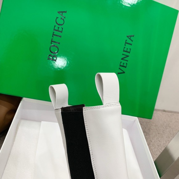 Bottega Veneta BV Tire Chelsea Boots In White Calfskin Bottega Veneta BV Tire Chelsea Boots In White Calfskin