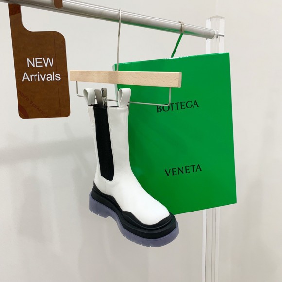 Bottega Veneta BV Tire Chelsea Boots In White Calfskin Bottega Veneta BV Tire Chelsea Boots In White Calfskin