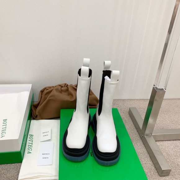 Bottega Veneta BV Tire Chelsea Boots In White Calfskin Bottega Veneta BV Tire Chelsea Boots In White Calfskin