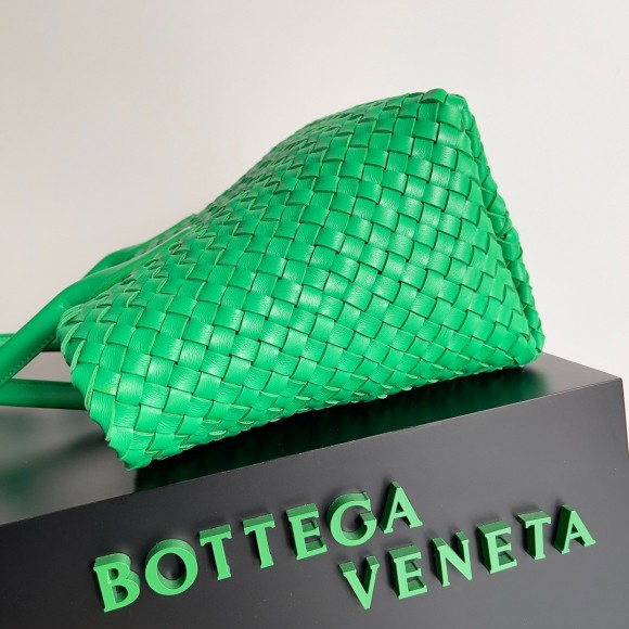 Bottega Veneta Cabat Medium Bag In Green Intrecciato Lambskin Bottega Veneta Cabat Medium Bag In Green Intrecciato Lambskin