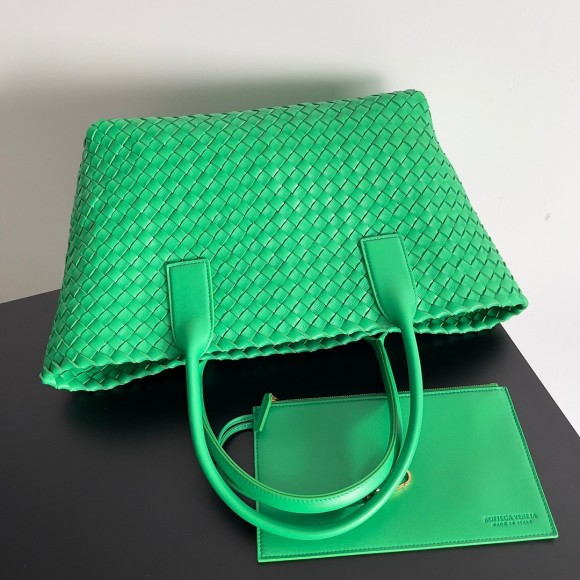 Bottega Veneta Cabat Medium Bag In Green Intrecciato Lambskin Bottega Veneta Cabat Medium Bag In Green Intrecciato Lambskin