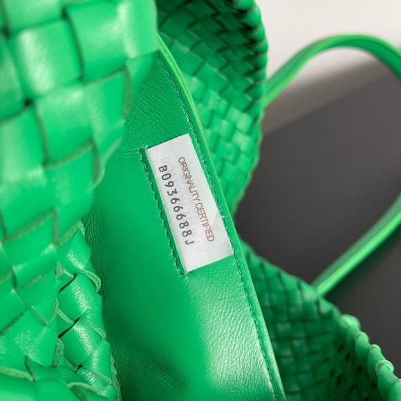 Bottega Veneta Cabat Medium Bag In Green Intrecciato Lambskin Bottega Veneta Cabat Medium Bag In Green Intrecciato Lambskin