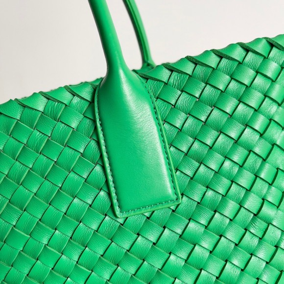 Bottega Veneta Cabat Medium Bag In Green Intrecciato Lambskin Bottega Veneta Cabat Medium Bag In Green Intrecciato Lambskin
