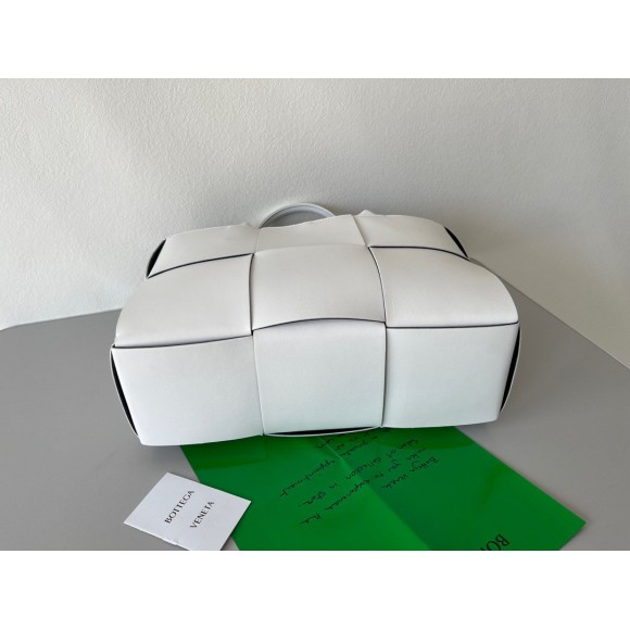 Bottega Veneta Arco Medium Tote In White Intrecciato Lambskin Bottega Veneta Arco Medium Tote In White Intrecciato Lambskin