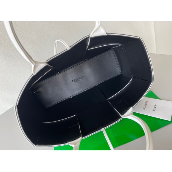 Bottega Veneta Arco Medium Tote In White Intrecciato Lambskin Bottega Veneta Arco Medium Tote In White Intrecciato Lambskin