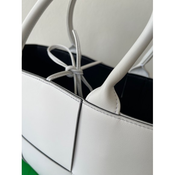 Bottega Veneta Arco Medium Tote In White Intrecciato Lambskin Bottega Veneta Arco Medium Tote In White Intrecciato Lambskin