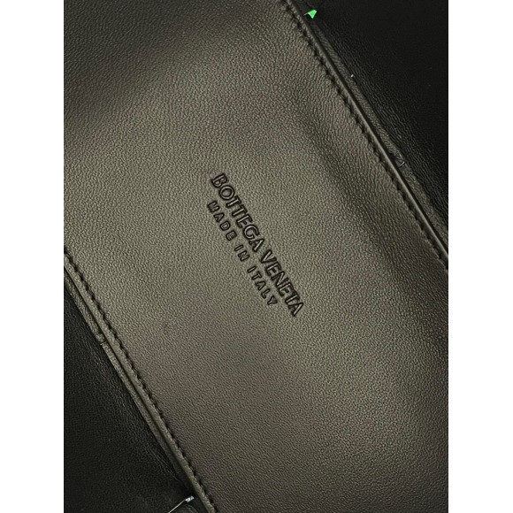 Bottega Veneta Arco Medium Tote In White Intrecciato Lambskin Bottega Veneta Arco Medium Tote In White Intrecciato Lambskin