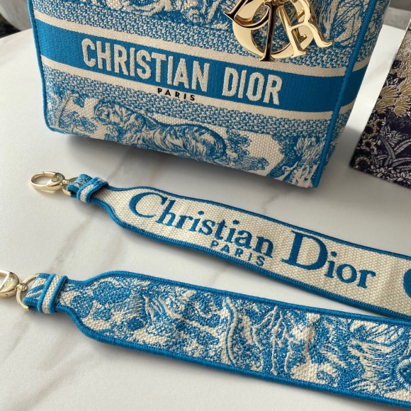 Dior Lady D-Lite Medium Bag In Blue Toile de Jouy Canvas Dior Lady D-Lite Medium Bag In Blue Toile de Jouy Canvas