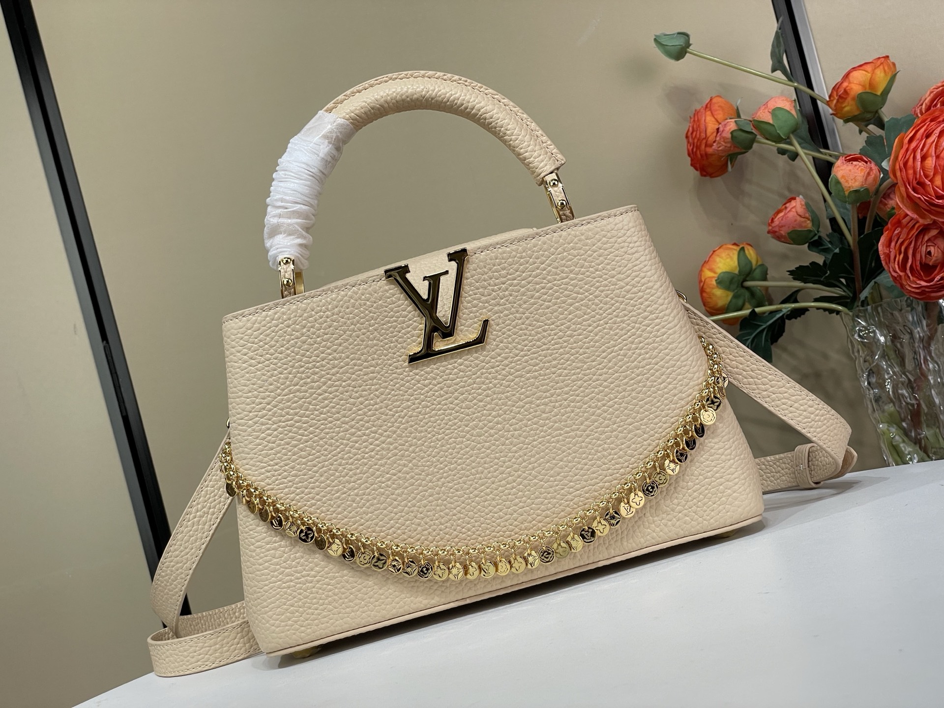 Louis-Vuitton-Capucines-East-West-BB-Bag-with-Decorative-Chain-Beige-Taurillon-Leather-M28198-27x18x9CM
