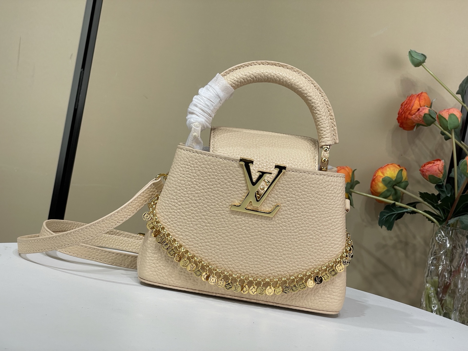 Louis-Vuitton-Capucines-East-West-Mini-Bag-with-Decorative-Chain-Beige-Taurillon-Leather-M28198-13x21x8CM