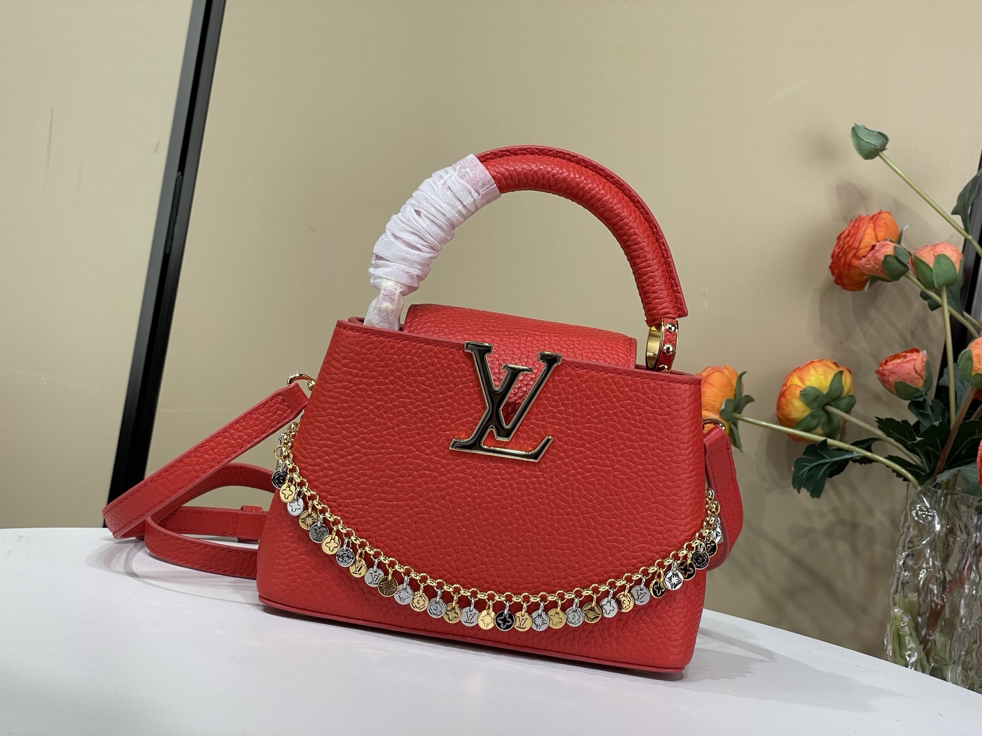 Louis-Vuitton-Capucines-East-West-Mini-Bag-with-Decorative-Chain-Red-Taurillon-Leather-M28198-13x21x8CM
