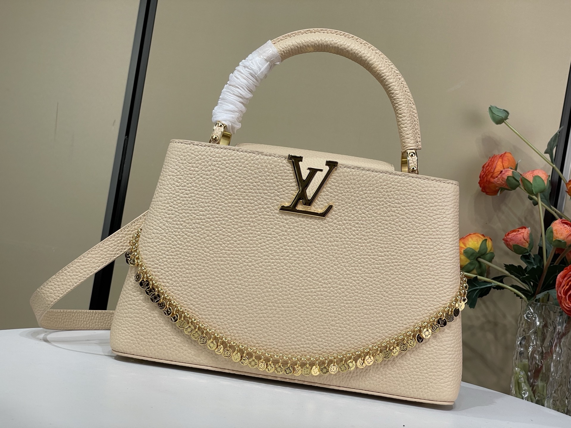 Louis-Vuitton-Capucines-East-West-PM-Bag-with-Decorative-Chain-Beige-Taurillon-Leather-M28198-31x20x11CM