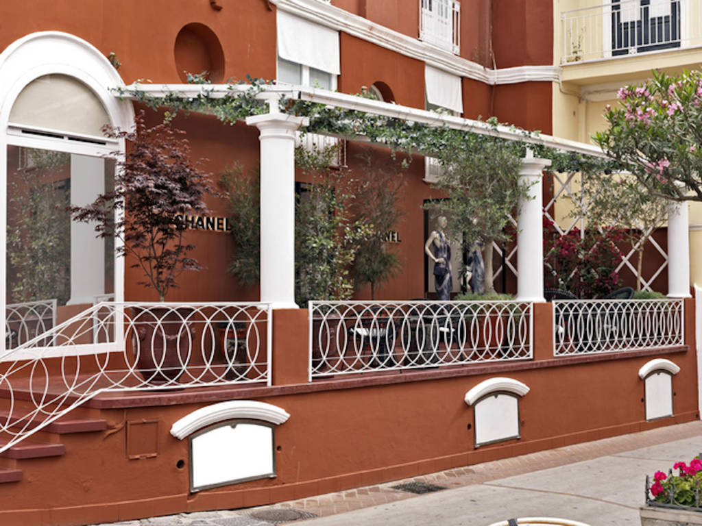 boutique_ephemere_chanel_capri_exterieur_pergola_3798.jpeg_north_660x_white.jpg