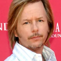 1251225984_david_spade_290x402