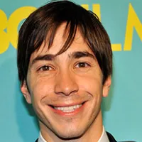1251227257justin_long_290x206