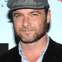1251325493_liev_schreiber_290x402