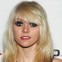 1251396016taylor_momsen_290x206