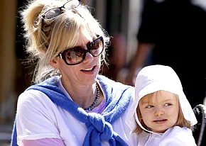 1253546344_rielle hunter 206