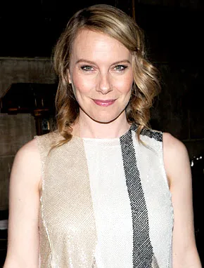 1256136114_amy ryan baby 290