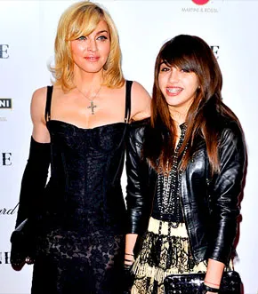 1277906172_madonna lola 290