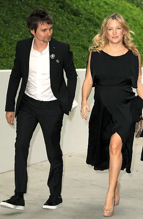 1309964390_kate hudson matt bellamy 290