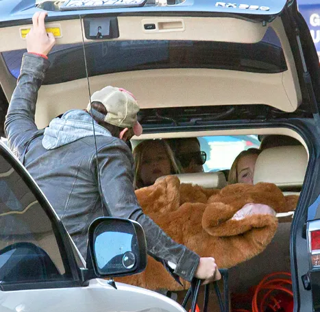Jennie Garth, Peter Facinelli and daughters