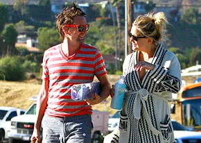 1311087390_kate hudson matt bellamy 206