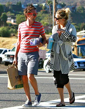 1311087390_kate hudson matt bellamy 290