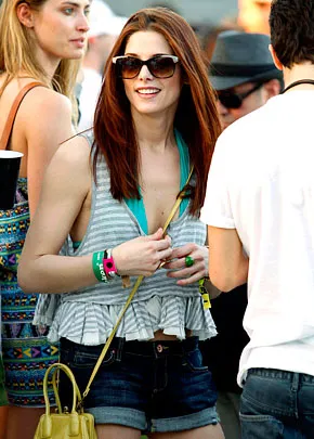 1312495543_ashley greene 290