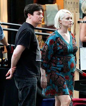 1313687179_mike myers kelly tisdale pregnant wife 290