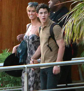 1315346222_delta goodrem nick jonas 290