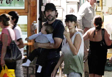 1316191939_javier bardem penelope cruz baby 467