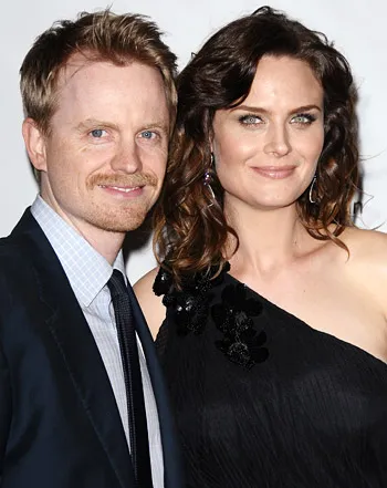 1316694441_emily deschanel david hornsby vert