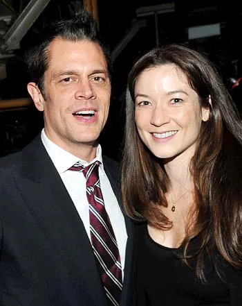 1318353202_johnny knoxville naomi 441