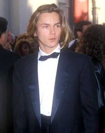 1319047223_river phoenix 441