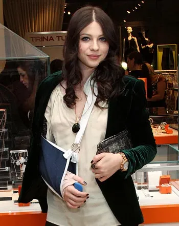 1319637776_michelle trachtenberg 441