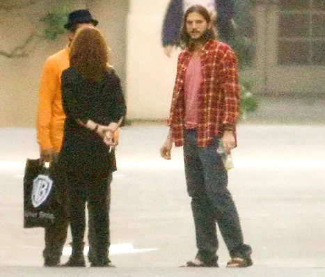 1321623324_ashton kutcher article