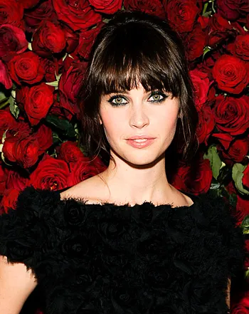 1322504830_felicity jones 441