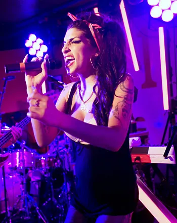 1322588085_amy winehouse 441