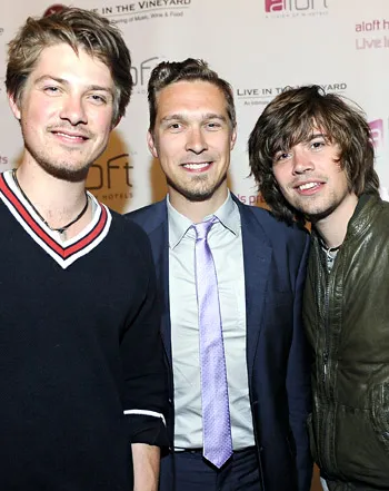 1322690768_taylor hanson issac hanson zac hanson 441
