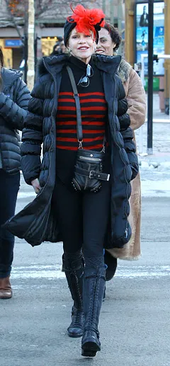 1325709976_melanie griffith 240