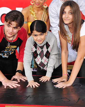 1327622135_prince michael jackson blanket jackson paris jackson 441
