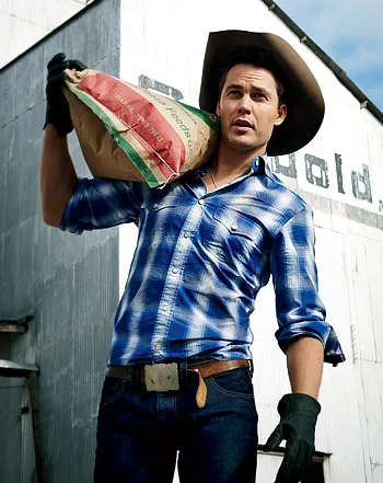 1331141466_taylor kitsch 441