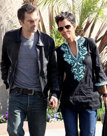 1331680480_halle berry olivier martinez 441