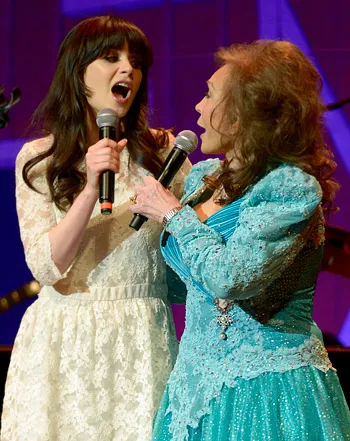 1336764641_zooey deschanel loretta lynn 441