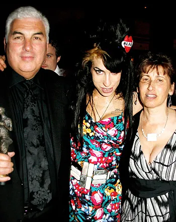 1338569523_amy winehouse family 441